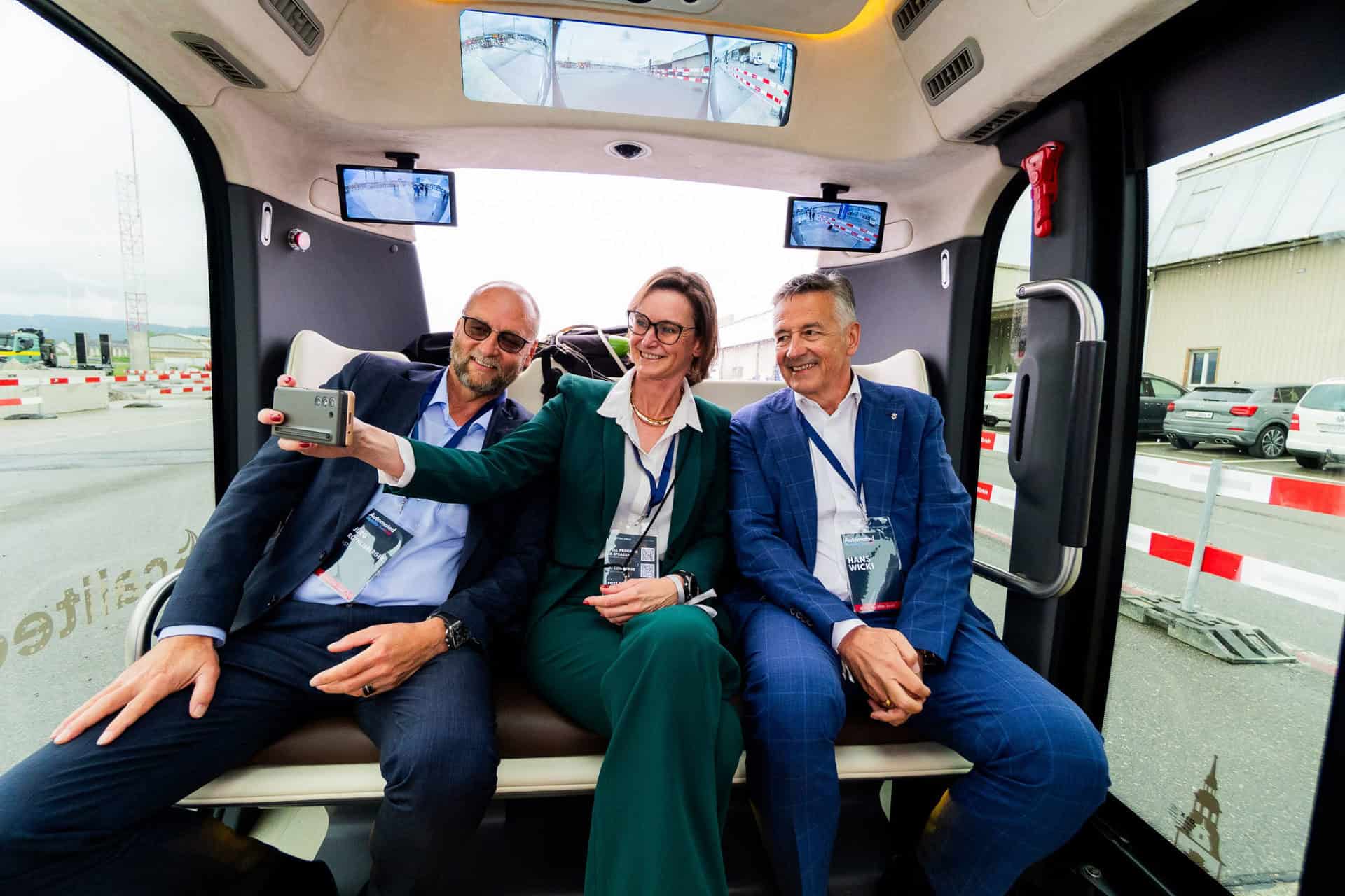 Jürg Rötlisberger, Emmanuelle Vandamme und Hans Wicki auf dem „Automated Mobility Summit“, der von „ SAAM “ und PAVE Europe organisiert wurde.